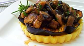 Houbové soté na polentovém koláčku s baklažánem