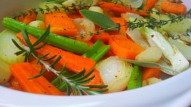 Hovězí pečeně s bylinkami a restovanou zeleninou