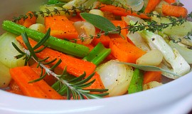 Hovězí pečeně s bylinkami a restovanou zeleninou