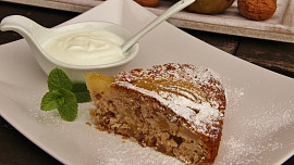 Hruškový koláč s ořechy