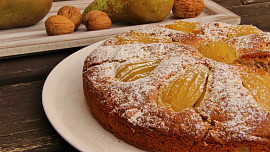 Hruškový koláč s ořechy