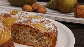 Hruškový koláč s ořechy