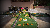 Indická kuchyně - jihoindické thakkali payaru curry (černooké fazolky) český videorecept, V jižní Indii se tradičně jídlo servíruje na babnánových listech