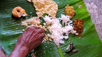 Indická kuchyně - jihoindické thakkali payaru curry (černooké fazolky) český videorecept, a jí se rukama, rýže je neodmyslitelnou součástí každého jídla, i snídaně v podobě malých rýžových chlebíčků připravených v páře