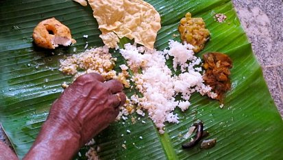 Indická kuchyně - jihoindické thakkali payaru curry (černooké fazolky) český videorecept, a jí se rukama, rýže je neodmyslitelnou součástí každého jídla, i snídaně v podobě malých rýžových chlebíčků připravených v páře