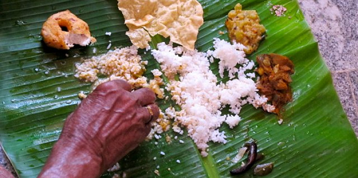 a jí se rukama, rýže je neodmyslitelnou součástí každého jídla, i snídaně v podobě malých rýžových chlebíčků připravených v páře