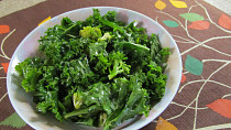 Kale a brokolicový salat