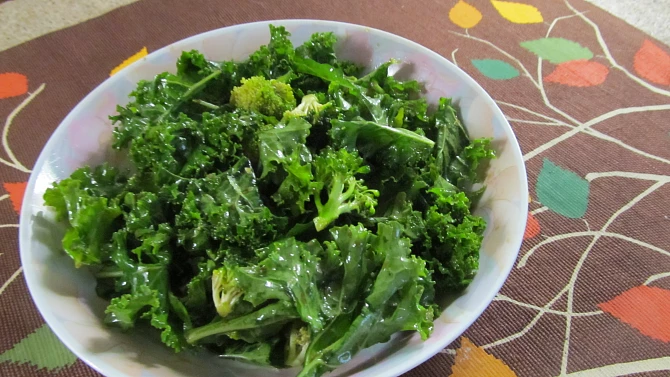 Kale a brokolicový salat