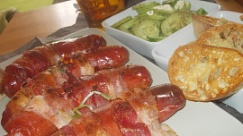 Klobásky s ostřejší náplní a bylinkami