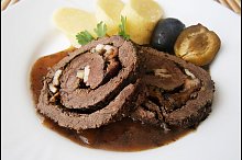 Podáváme nakrájené na silnější plátky,přelité šťávou a s bramborknedlíkem