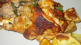 Krůtí křídlo na šalvěji a baby špenátu