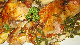 Krůtí křídlo na šalvěji a baby špenátu