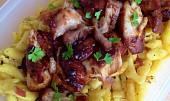 Kuře pečené v máslové marinádě (Špecle se slaninou + kuřecí v máslové marinádě)