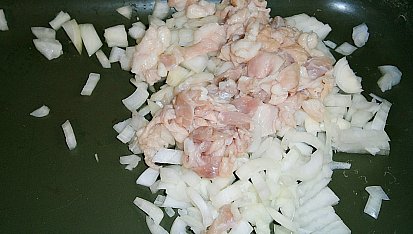 Kuřecí čtvrtky na černém pivu, Do pekáče dáme nakrájenou cibuli a nadrobno nakrájený tuk s kůžemi
