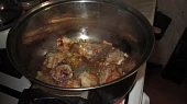 Kuřecí kousky v  hlávkovém zelí s těstovinami Riscossa do červena, kuřecí kousky opečeme na cibulce...