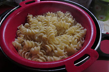 uvaříme si těstoviny al dente...