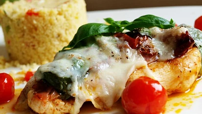 Kuřecí steaky Caprese