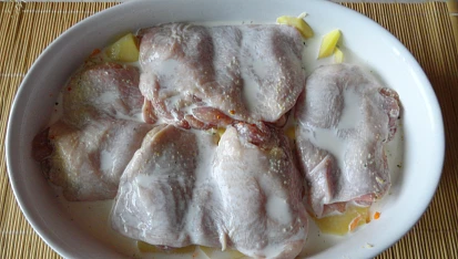 Kuřecí stehna zapečená na smetanové zelenině