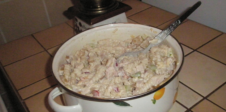 Kuřecí těstovinový salát s broskvemi