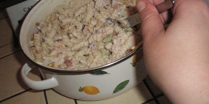 Kuřecí těstovinový salát s broskvemi