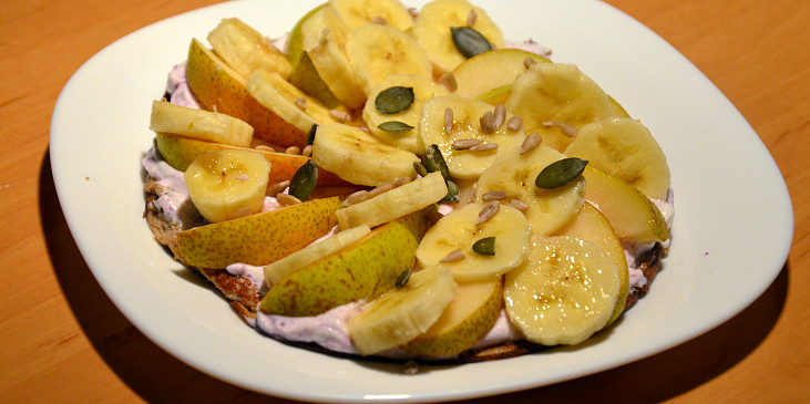 Lehká letní snídaně s příchutí banánu (Varianta s banánem, hruškou a semínky.)