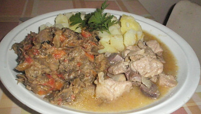 Lilková pochoutka, so zemiakmi a paprikášom :-)