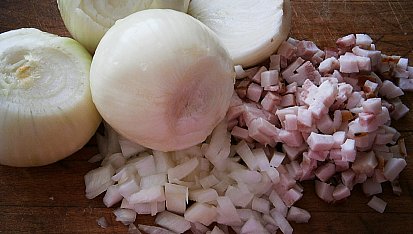 Masová roláda s cibulovo “celestýnskou“ náplní, Nakrájíme cibuli a slaninu
