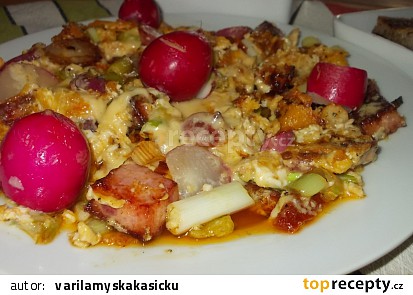 Míchaná vejce se sušenými rajčátky  a  ředkvičkami