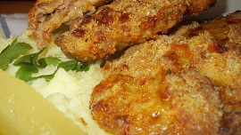 Mleté krůtí řízky s uzeným sýrem,  obalené v italské směsi bez vajec