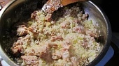 Paella, jak jsem si jí přivezla ze Španělska, maso opečeme s cibulí...