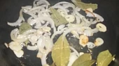 Myslivecké kuře po italsku, pak dáme česnek, cibuli a bobkové listy...