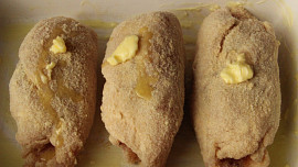 Obalené plněné řízky zapečené v  pekáčku (3 variace náplní)