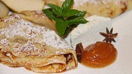 Palačinky s hruškovými povidly a tvrdým tvarohem