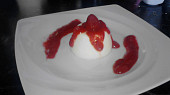Panna cotta s jahodovou omáčkou
