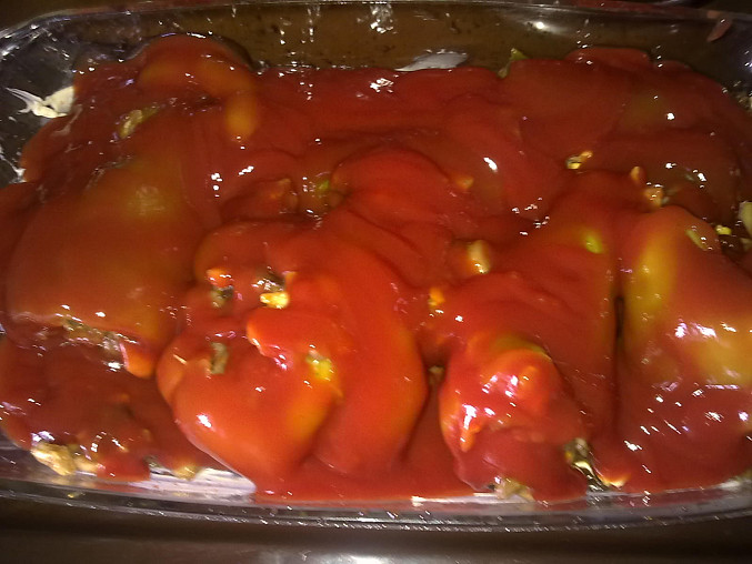 Paprikové lusky plněné kozáky, zalité kečupem