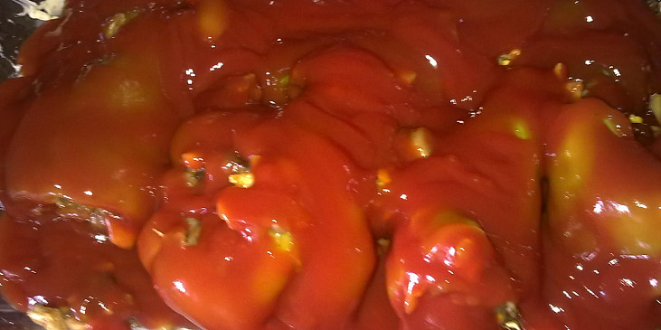 Paprikové lusky plněné kozáky (zalité kečupem)