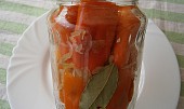 Papriky s kysaným zelím ve sladkokyselém nálevu, Naplněné papričky naskládáme do sklenice a přidáme bobkový list