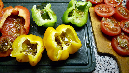 Pečená paprika s rajským jablíčkem, česnekem a kmínem, marinování