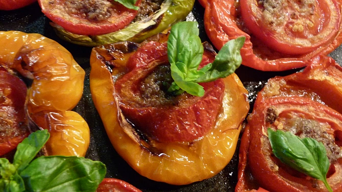 Pečená paprika s rajským jablíčkem, česnekem a kmínem