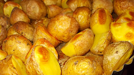 Pečené brambory s bylinkami, uzenou paprikou a pivem
