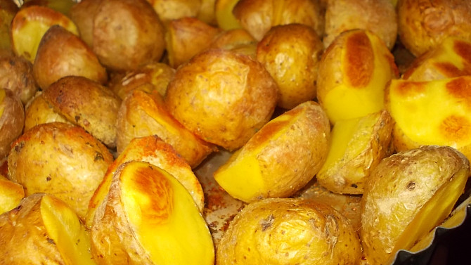 Pečené brambory s bylinkami, uzenou paprikou a pivem