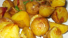 Pečené brambory s bylinkami, uzenou paprikou a pivem