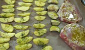 Pečené kotlety s  brambory a lilkem