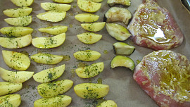 Pečené kotlety s  brambory a lilkem