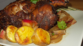 Pečené vepřové koleno se švestkovou pastou