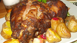 Pečené vepřové koleno se švestkovou pastou