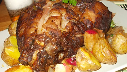 Pečené vepřové koleno se švestkovou pastou
