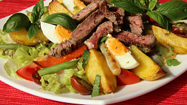Salát s grilovaným hovězím