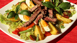 Salát s grilovaným hovězím
