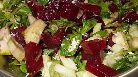 Salát z polničku, řepy, okurky a křenu